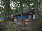 Looking for a hotel, we found this nice place in the middle of the woods...